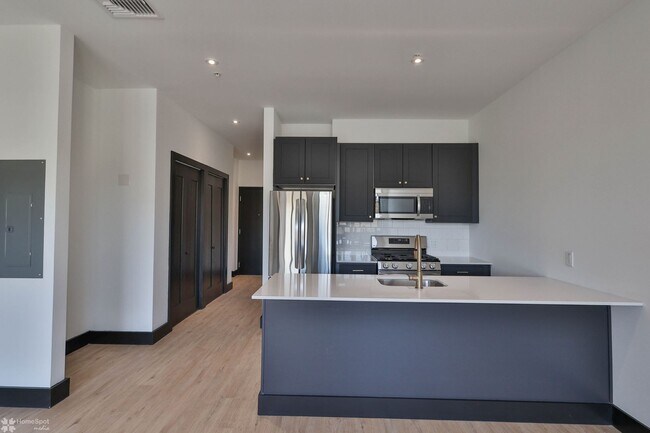 Building Photo - Studio Apartment at Watermark in Downtown ...