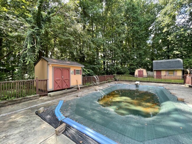 Building Photo - Wonderful ranch with inground pool!