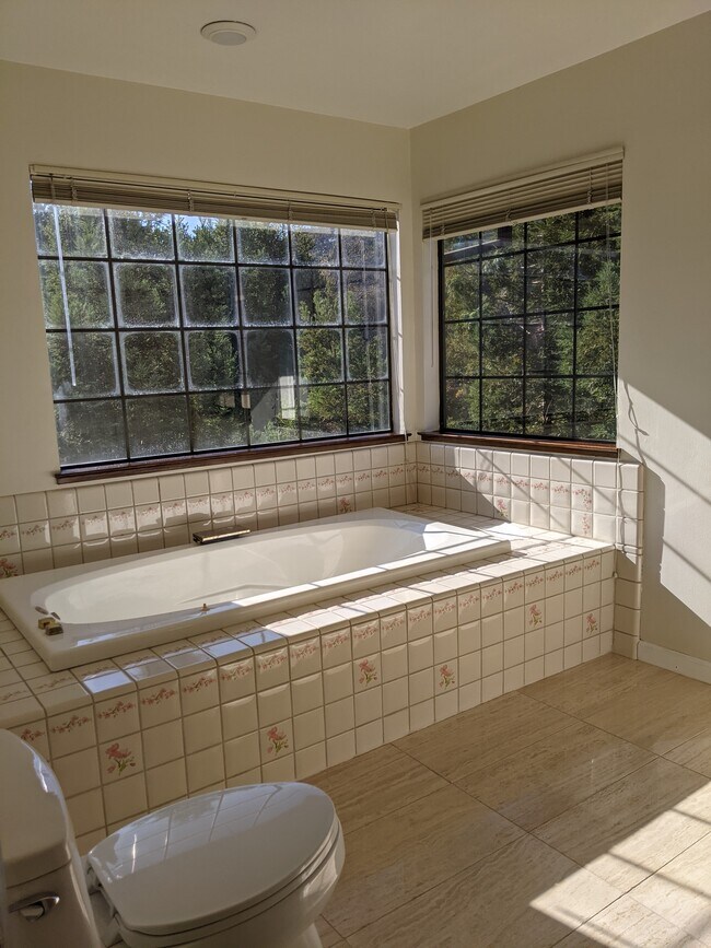 Building Photo - 28050 Horseshoe Ct