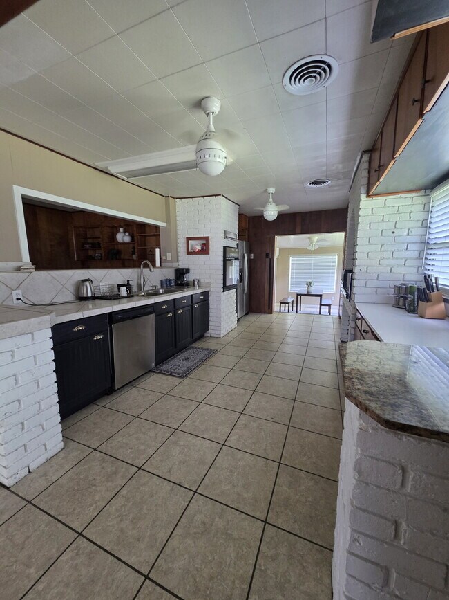 Building Photo - Huge house fully furnished!