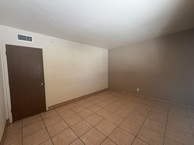 Building Photo - Available now! 2 Bedroom Condo!!!
