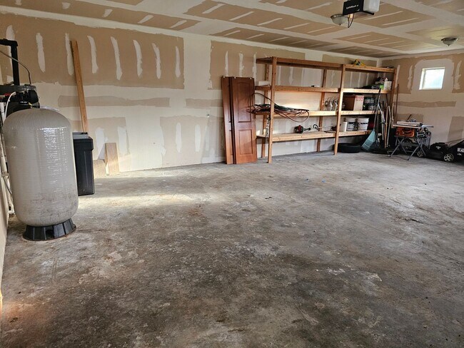 Building Photo - 4 Bedroom Home in Mountain Vista Community!