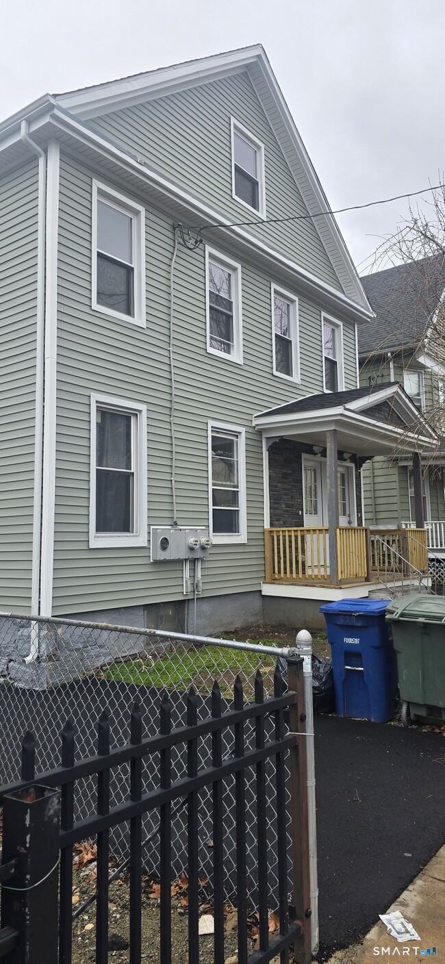 Building Photo - 530 Jane St