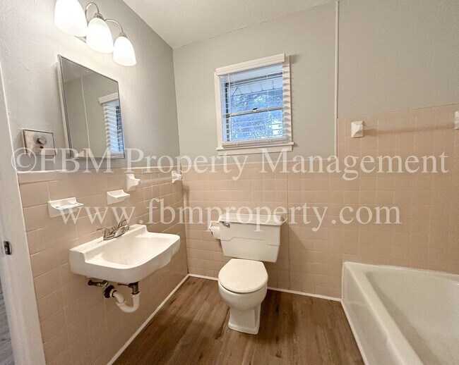 Building Photo - 330 W College St