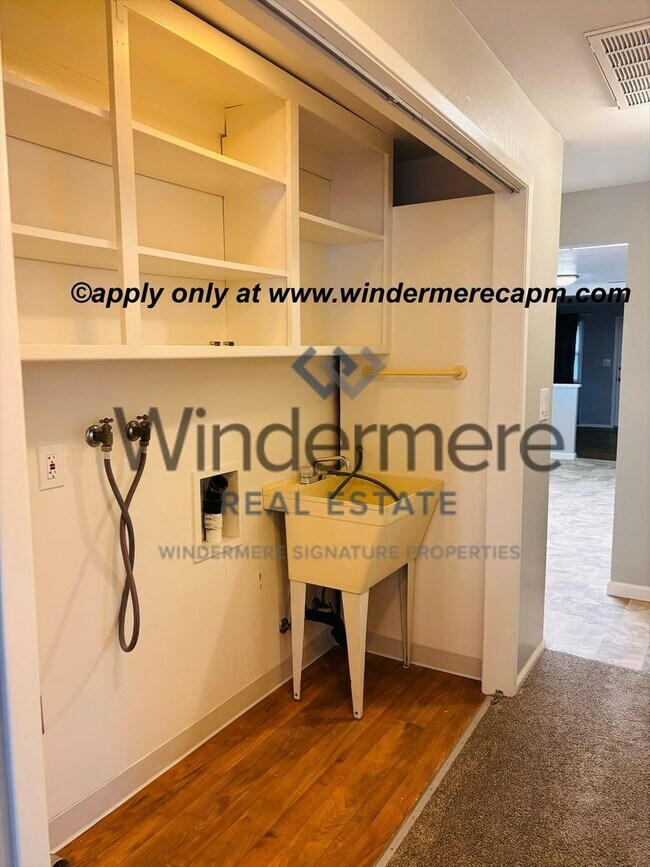 Building Photo - Charming 4 bedroom Home in Tahoe Park w/ E...