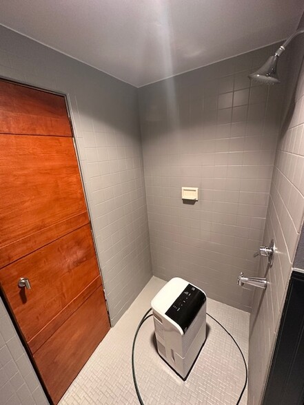 stall shower lower level - 1 Lakeshore Dr W