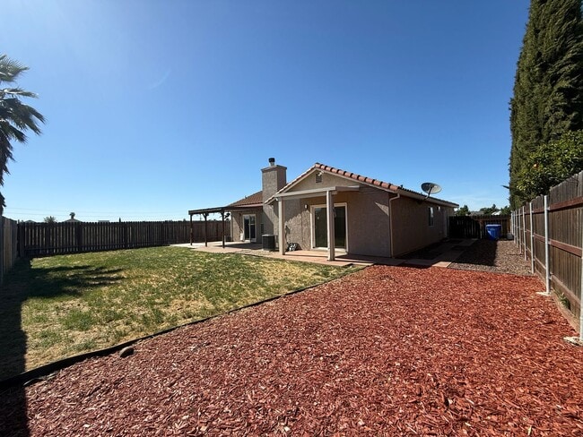 Building Photo - Charming 3 bedroom, 2 bathroom home locate...