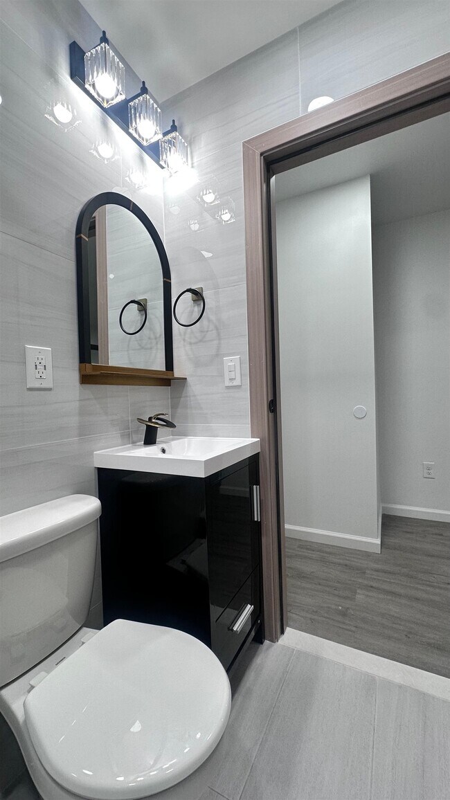 Building Photo - 213 Woodward St