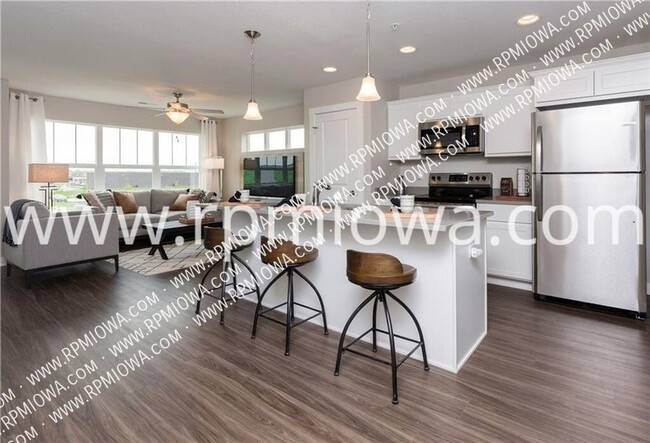 Building Photo - UPDATED!! 2 Bedroom, 2.5 Bath Townhome in ...