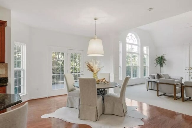 Building Photo - Executive 5BR / 4.5BA Rental In Bellevue
