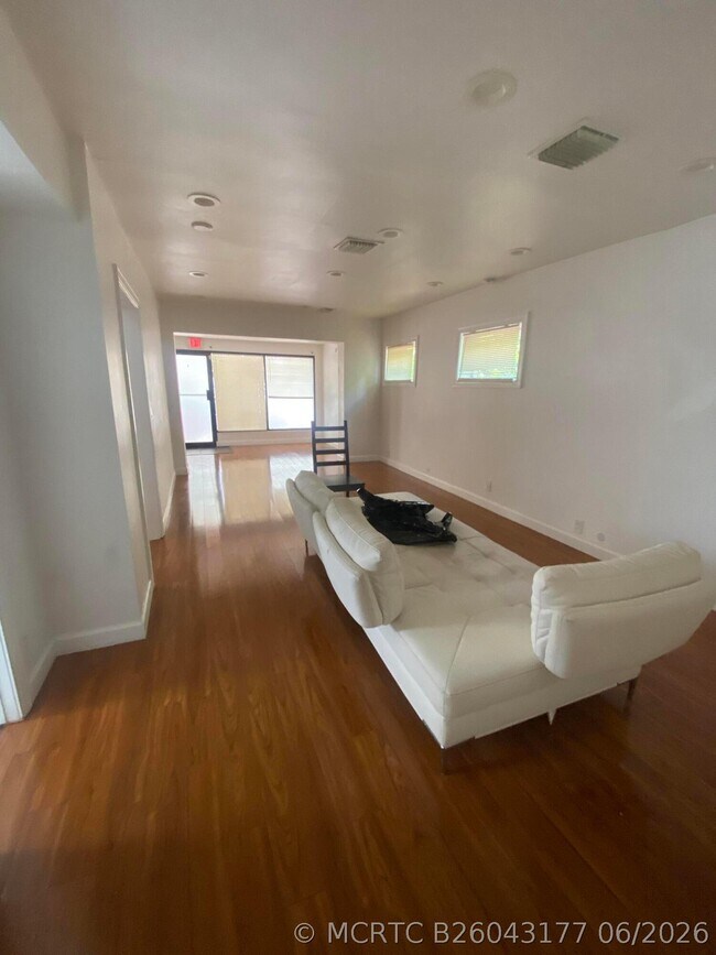 Building Photo - 809 E Broward Blvd