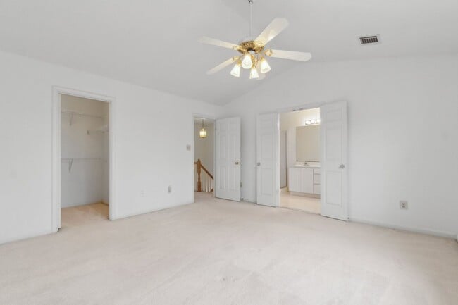 Building Photo - Wonderful Townhome