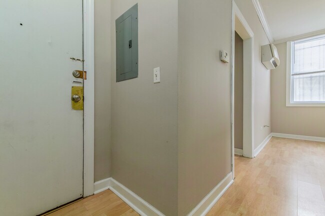 Building Photo - 738 W Briar Pl