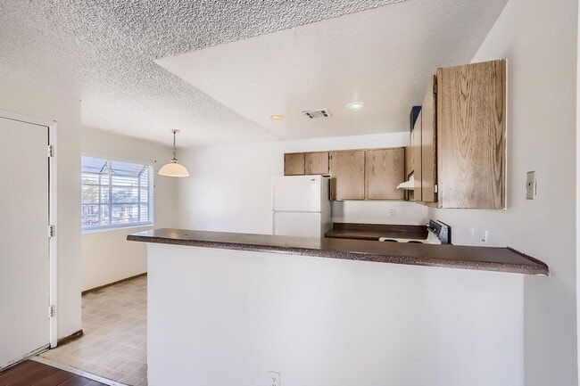 Building Photo - LOVELY 2 bedroom Condo Ready for Immediate Move in!!