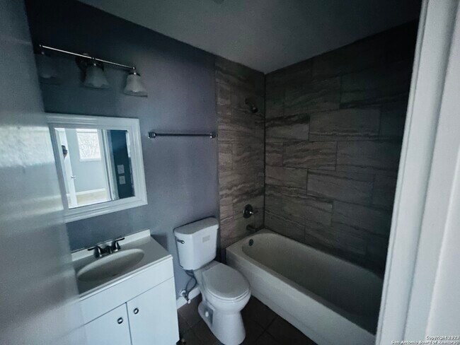 Building Photo - 8411 Collingwood-