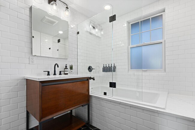 Building Photo - 439 Thurman Ave