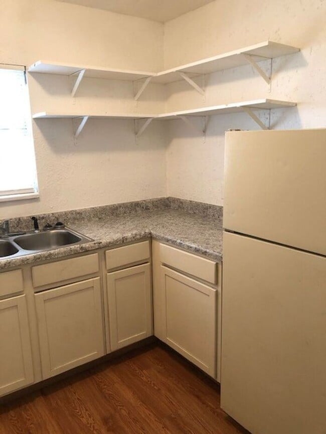 Building Photo - 1 BED 1 BATH COLLEGE HILL ADDITION