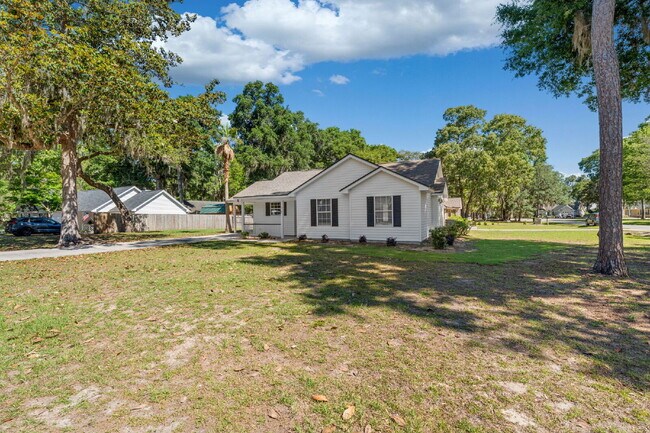 Building Photo - 3 Bedroom 2 bath home on a corner lot in the Telfair community