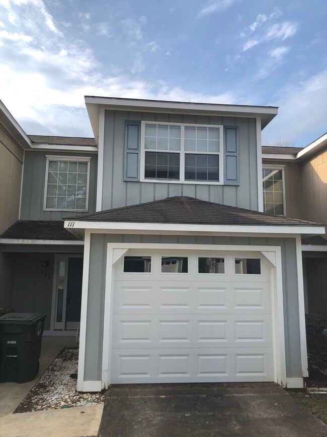 Building Photo - Foxhill Commons!! NEW CARPET..