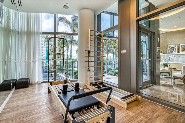 Building Photo - 15701 Collins Ave