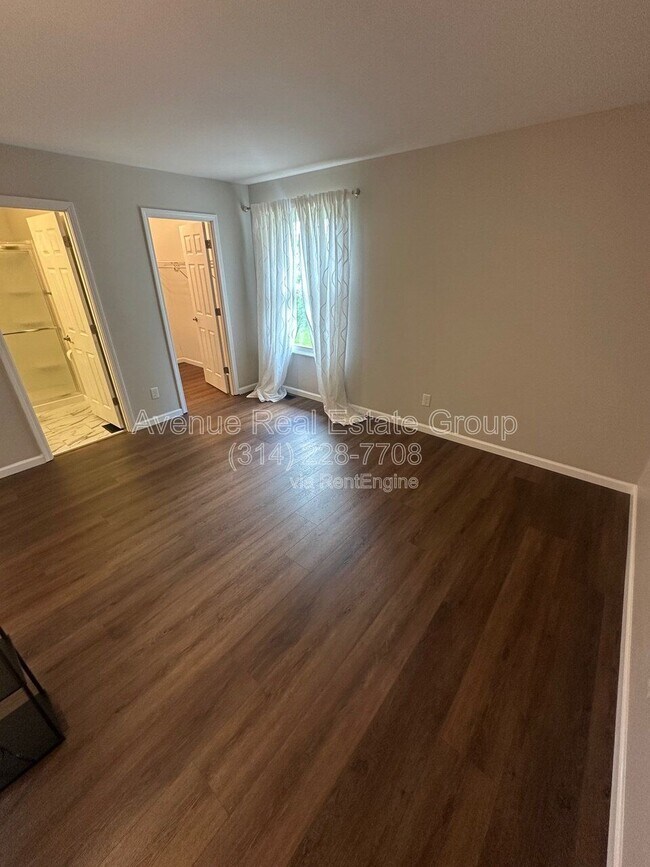 Building Photo - 425 Westglen Village Dr