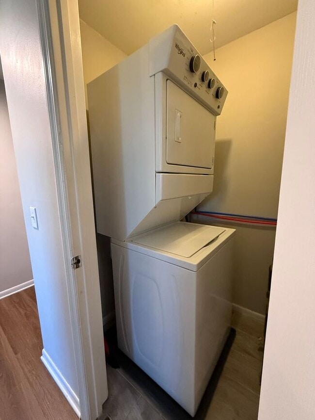 Building Photo - Remodeled 1 Bedroom Apartment!!!  Walk to the Square or Steps from Sumner Regional Hospital