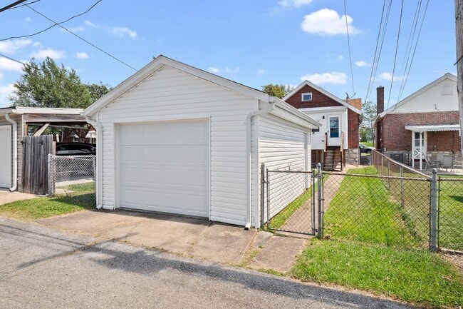 Building Photo - Flockin' Cute House