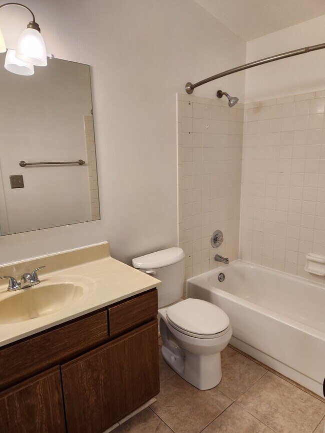 Building Photo - Great 2 bed 2 bath condo In Centerville