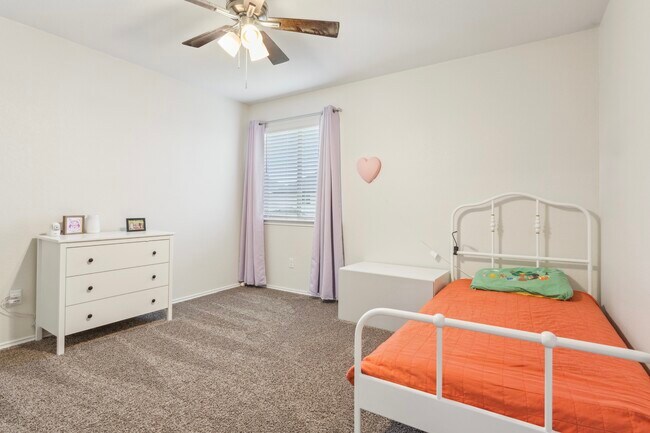 Building Photo - 8914 Hidden Oaks Dr