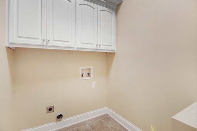 Building Photo - 200 Poplar Knoll Rd