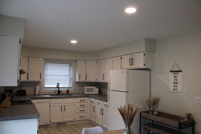 Building Photo - 5749 Lacy Rd