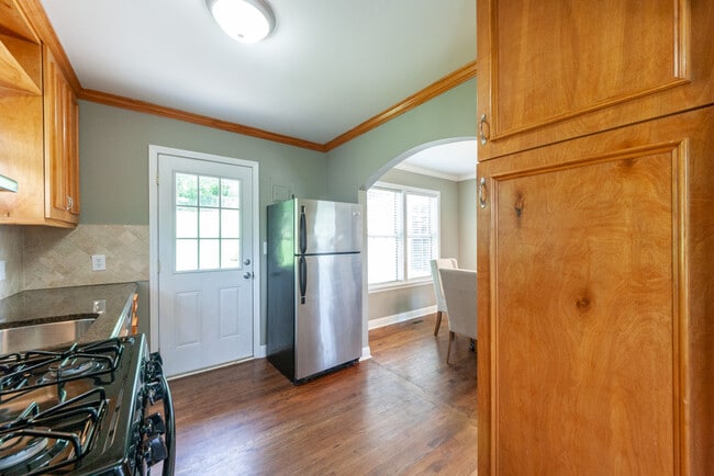 Building Photo - 833 Grove St