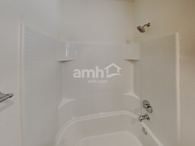 Building Photo - 425 Pebble Bend