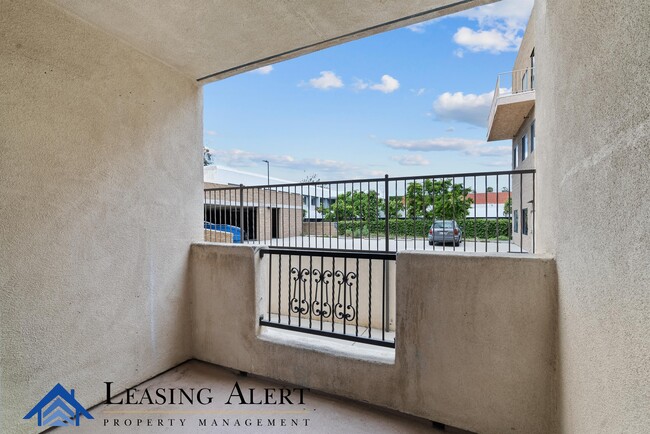 Building Photo - 15206 Burbank Blvd