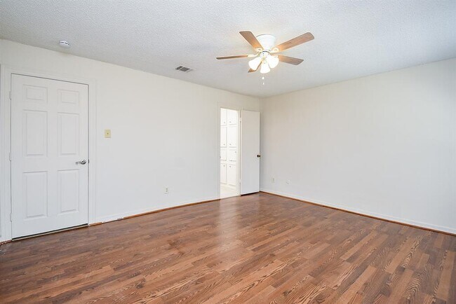 Building Photo - 11366 Oakcenter Dr