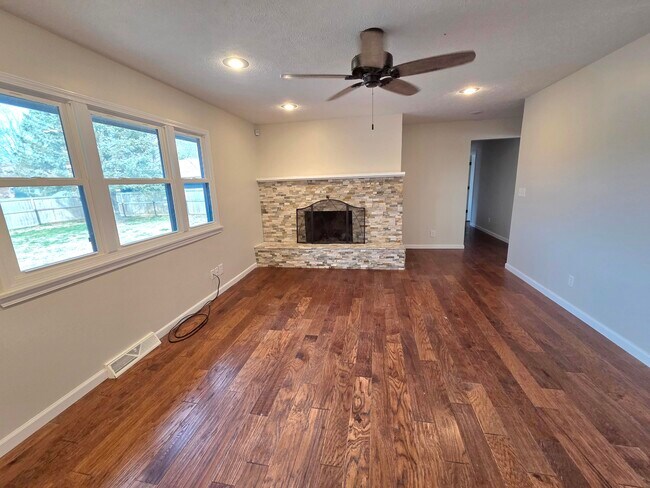 Building Photo - 213 W Aven Ave