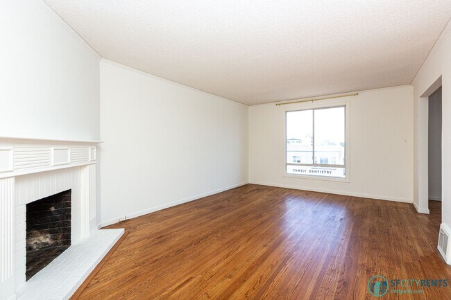 Building Photo - Outer Sunset: Top Floor w/ Shared Yard & Laundry on N Judah Line