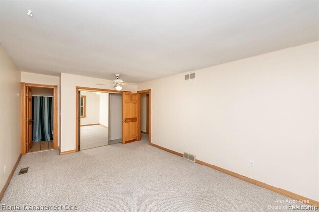 Building Photo - 7870 Chamberlin Rd