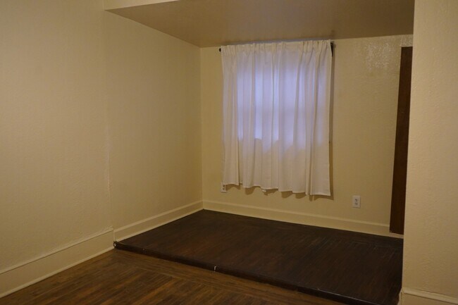 Building Photo - Spacious 3 bedroom, 1 bathroom renovated home