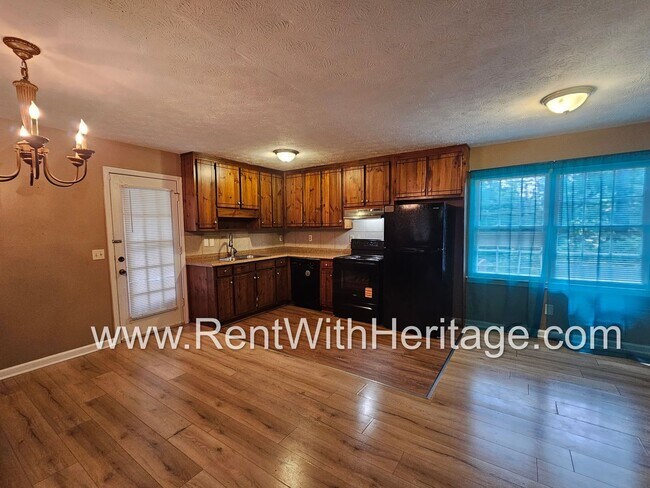 Building Photo - GREAT HOME / 3 BEDROOMS AND BONUS ROOM / GREAT LOCATION /  PRIVATE FENCED YARD