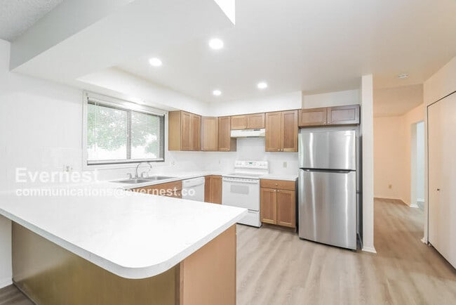 Building Photo - 144 Willow Pl S