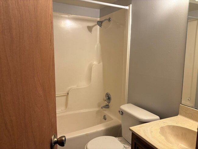 Building Photo - Beautiful 3 Bed 2 bath Home