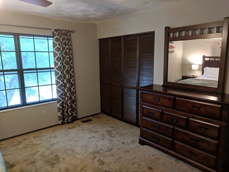 Secondary Bedroom - 833 Nowland Ct