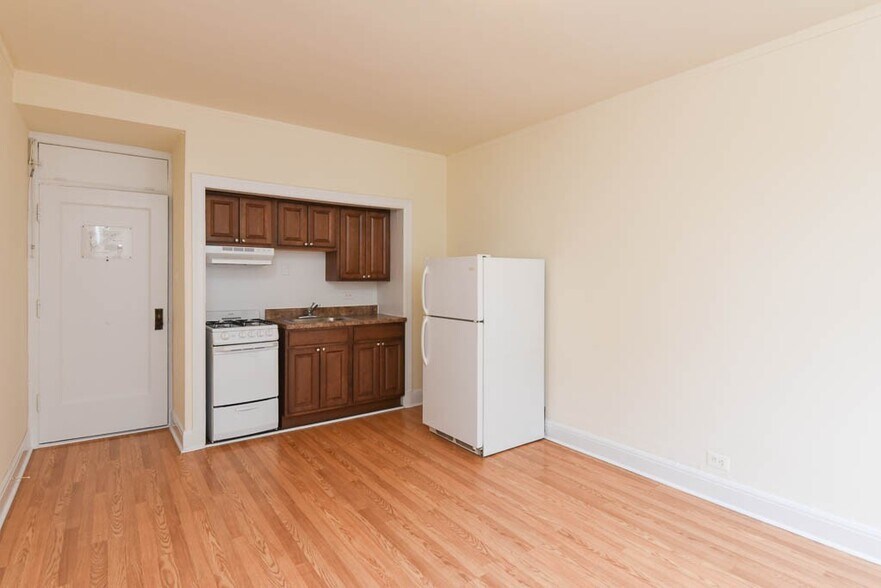 Building Photo - 3335 W Diversey Ave