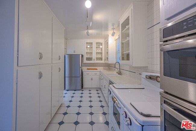 Building Photo - 2318 Canyon Dr