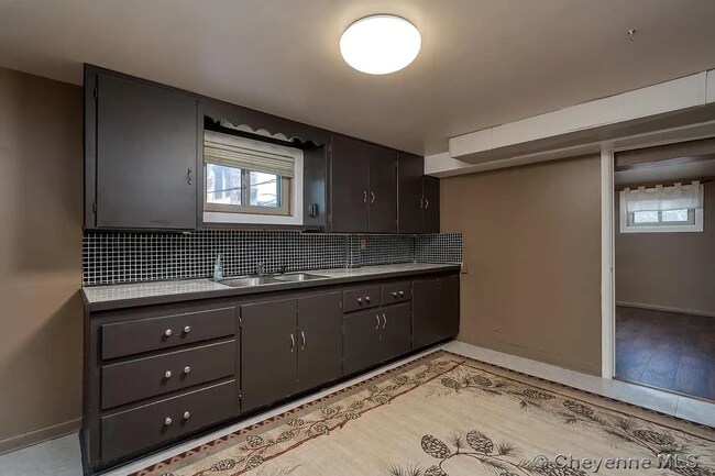 Building Photo - 400 E 5th St