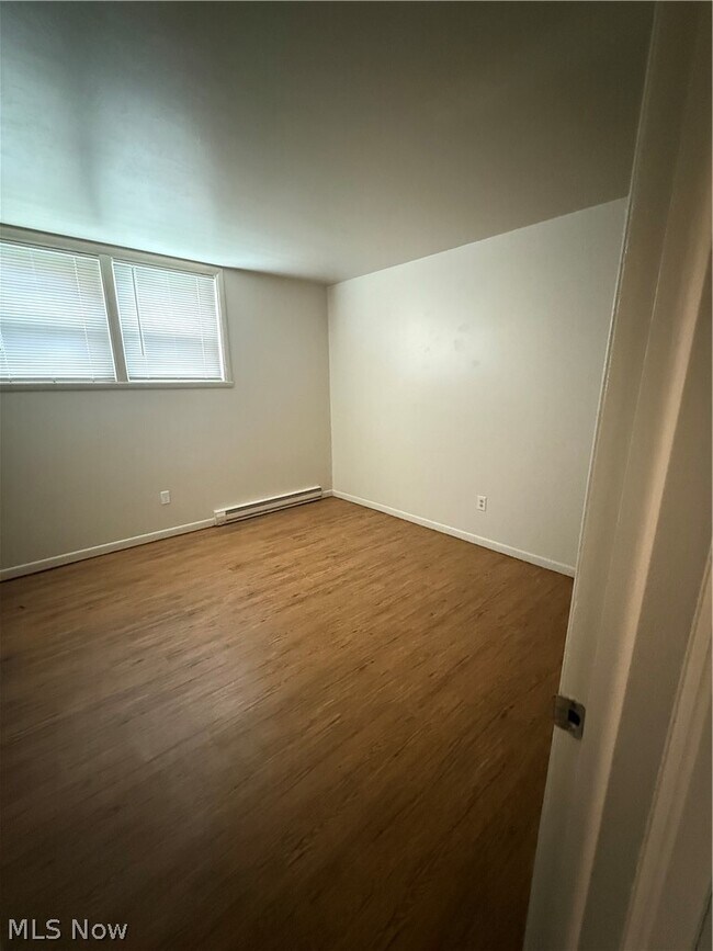 Building Photo - 640 Lakeside Dr