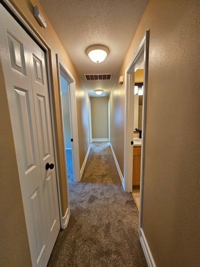 Building Photo - 3Bd/2Ba Single Story Home-Available to View!