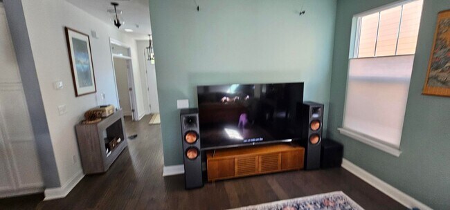 Building Photo - Bright & Beautiful Rental in Whitney Lake ...