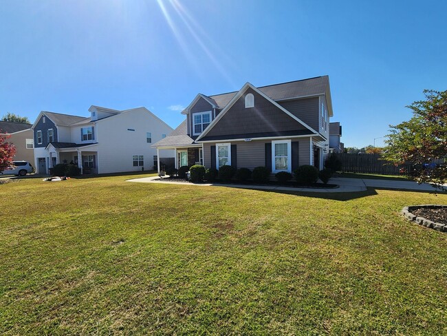 Building Photo - Fabulous 3 bed 2.5 bath home In Cape Fear ...